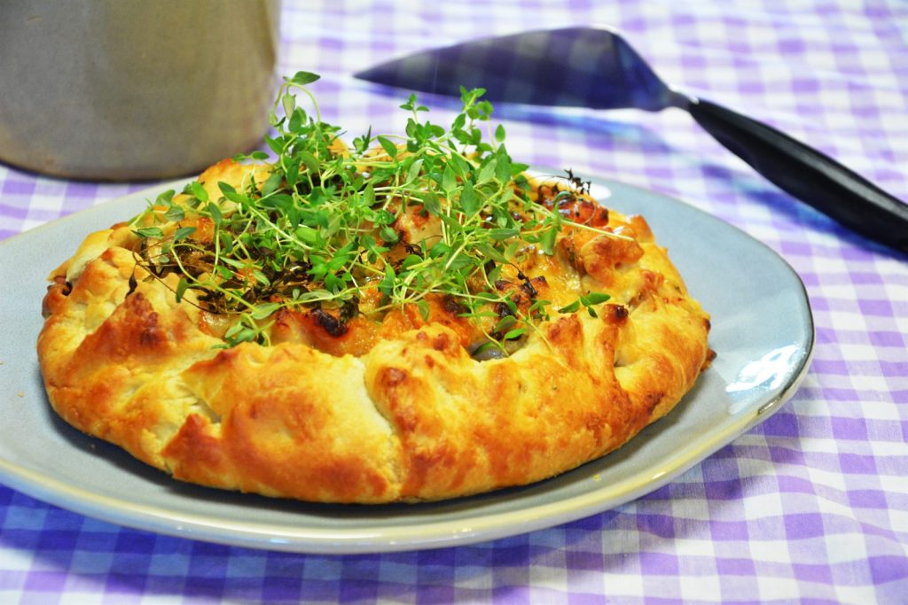 Galette z kurczakiem, boczkiem i batatem z zawiniętym brzegiem, świeżo upieczona na papierze
