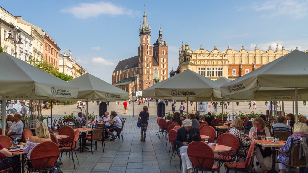 Ogródki kawiarniane na Rynku Głównym w Krakowie z kościołem Mariackim i Sukiennicami w tle