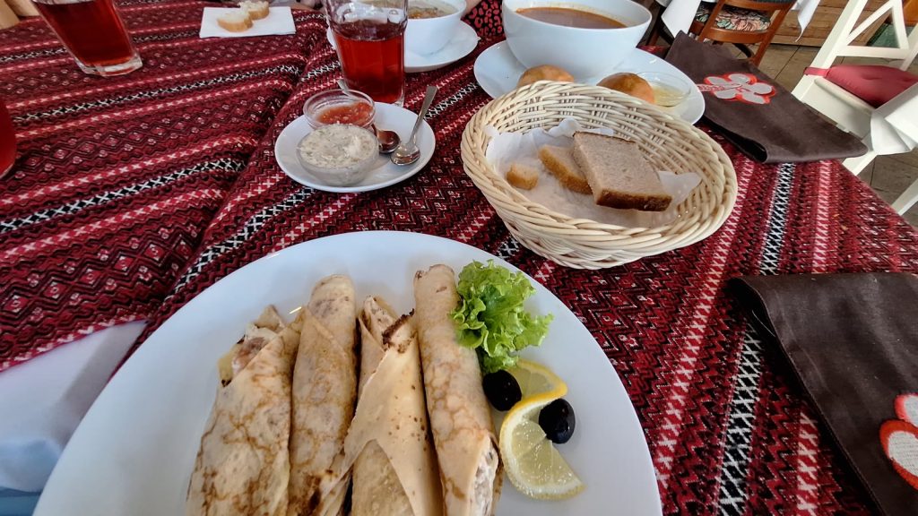 Wnętrze restauracji w Warszawie z lampami wiszącymi nad barem i stolikami