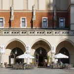 Ogródek kawiarni w arkadach Sukiennic na Rynku Głównym w Krakowie